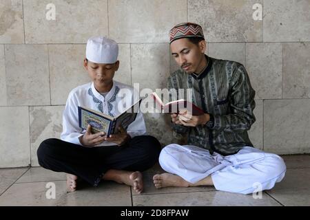 Indonesische Moslems beten in der Istiqlal Moschee, Jakarta, Indonesien am 2015-07-08 Stockfoto