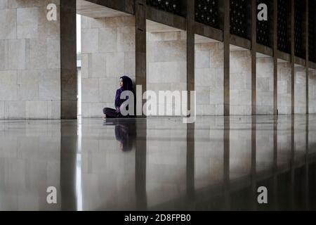 Indonesische Moslems beten in der Istiqlal Moschee, Jakarta, Indonesien am 2015-07-08 Stockfoto