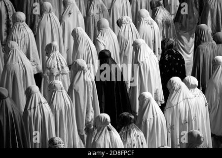 Indonesische Moslems beten in der Istiqlal Moschee, Jakarta, Indonesien am 2015-07-08 Stockfoto