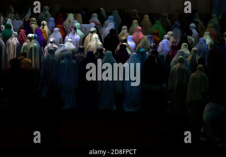 Indonesische Moslems beten in der Istiqlal Moschee, Jakarta, Indonesien am 2015-07-08 Stockfoto