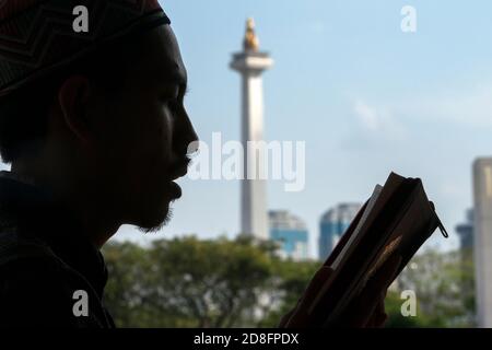 Indonesische Moslems beten in der Istiqlal Moschee, Jakarta, Indonesien am 2015-07-08 Stockfoto