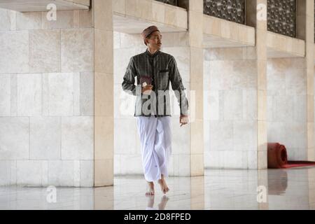 Indonesische Moslems beten in der Istiqlal Moschee, Jakarta, Indonesien am 2015-07-08 Stockfoto