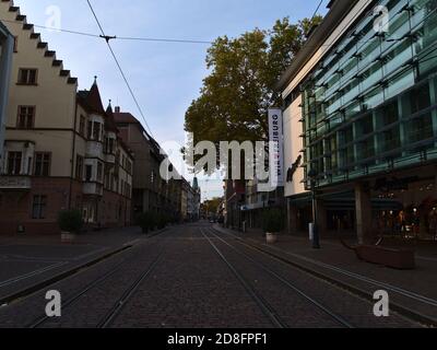 Freiburg, Baden-Württemberg, Deutschland - 10/25/2020: Verlassene Einkaufsstraße Kaiser-Joseph-Straße mit geschlossenen Geschäften im Zentrum von Freiburg. Stockfoto