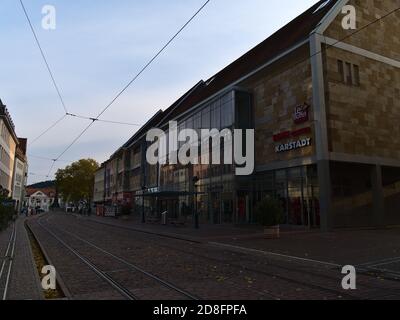 Freiburg, Baden-Württemberg, Deutschland - 10/25/2020: Verlassene Einkaufsstraße Kaiser-Joseph-Straße mit Filiale des Kaufhauses Karstadt. Stockfoto