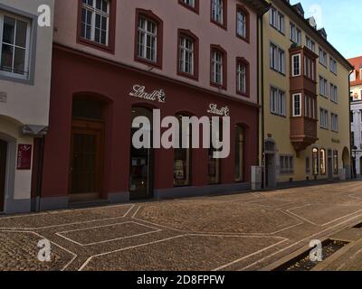 Freiburg, Baden-Württemberg, Deutschland - 10/25/2020: Filiale des beliebten Schweizer Schokoladenherstellers Lindt & Sprüngli in der leeren Fußgängerzone. Stockfoto