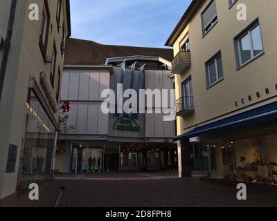 Freiburg, Baden-Württemberg, Deutschland - 10/25/2020: Geschäftsstelle Galeria Kaufhof (jetzt Teil der Signa Holding) durch Schließung bedroht. Stockfoto