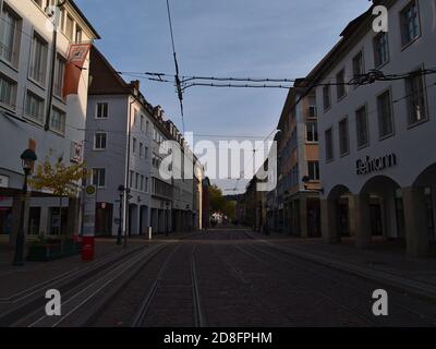 Freiburg, Baden-Württemberg, Deutschland - 10/25/2020: Verlassene Einkaufsstraße Kaiser-Joseph-Straße mit geschlossenen Geschäften (z.B. Fielmann, Drogerie Müller). Stockfoto