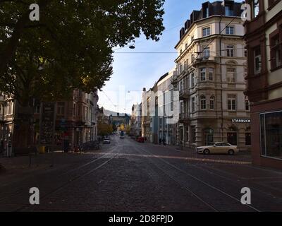 Freiburg, Baden-Württemberg, Deutschland - 10/25/2020: Leere Einkaufsstraße Kaiser-Joseph-Straße mit geschlossenen Geschäften am Sonntagmorgen. Stockfoto