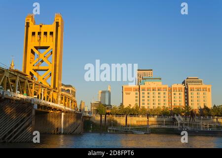 Historischen Tower Bridge über den Sacramento River, Sacramento, Kalifornien, USA Stockfoto