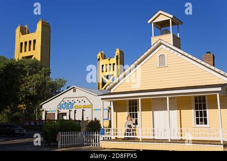 Schulhaus Museum & Tower Bridge in Old Town Sacramento, Kalifornien, USA Stockfoto