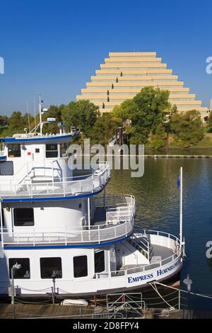 Kaiserin Hornblower & Ziggurat Gebäude auf dem Sacramento River, alte Stadt Sacramento, Kalifornien, USA Stockfoto