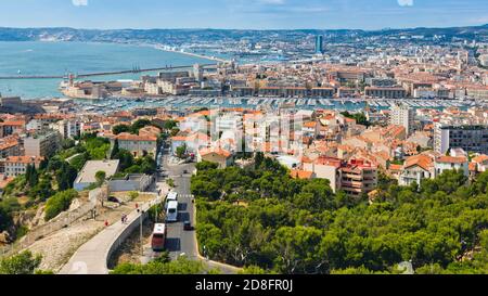 Marseille, Provence-Alpes-Côte d'Azur, Frankreich. Blick auf Vieux-Port, den Alten Hafen und das Fort Saint-Jean aus dem 17. Jahrhundert. Stockfoto