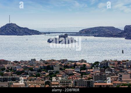 Marseille, Provence-Alpes-Côte d'Azur, Frankreich. Das Chateau d'If aus dem 16. Jahrhundert auf der Ile d'If in der Bucht von Marseille. Es ist Teil des Frioul-Bogens Stockfoto