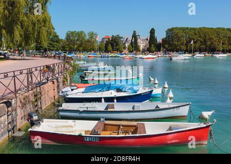 Annecy, Departement Haute-Savoie, Rhone-Alpes, Frankreich. Boote auf dem See von Annecy, am Ufer des Jardins de l'Europe. Stockfoto