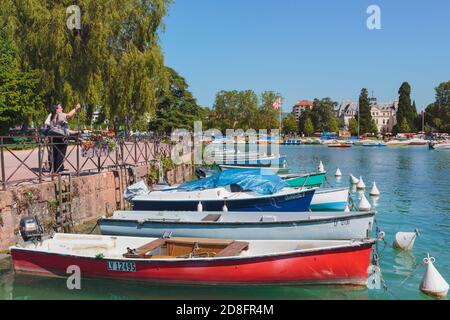 Annecy, Departement Haute-Savoie, Rhone-Alpes, Frankreich. Boote auf dem See von Annecy, am Ufer des Jardins de l'Europe. Stockfoto
