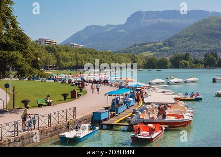 Annecy, Departement Haute-Savoie, Rhone-Alpes, Frankreich. Boote auf dem See von Annecy, am Ufer des Jardins de l'Europe. Stockfoto