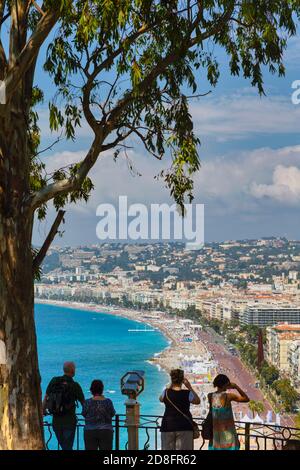 Nizza, Cote d'Azur, Französische Riviera, Frankreich. Strand und Promenaden vom Colline du Chateau oder Burghügel aus gesehen. Stockfoto