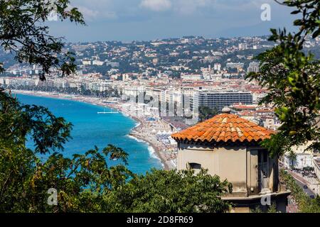 Nizza, Französische Riviera, Cote d'Azur, Frankreich. Strand und Promenade des Anglais vom Parc de la Colline du Chateau oder Castle Hill aus gesehen. Stockfoto