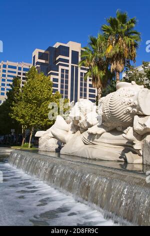 Brunnenskulptur 'Time to Cast Away Stones' von Stephen Kaltenbach vor dem Sacramento Convention Center, Kalifornien, USA Stockfoto