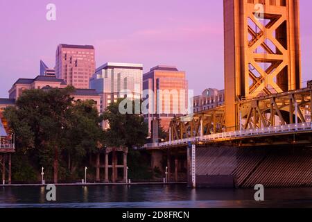 Historischen Tower Bridge über den Sacramento River, Sacramento, Kalifornien, USA Stockfoto