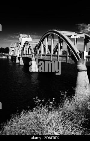 ISLETON Lift Bridge über den Sacramento River, historische Stadt ISLETON, Sacramento Delta, Kalifornien, USA Stockfoto