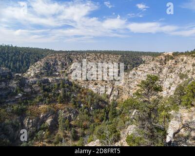 Sonniger Blick auf das Walnut Canyon National Monument in Arizona Stockfoto
