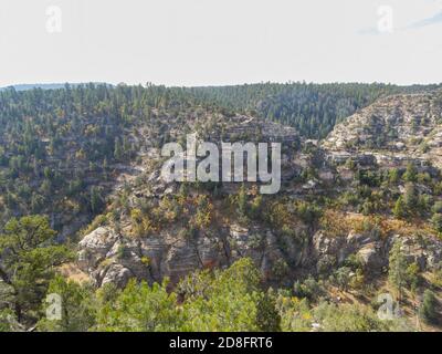 Sonniger Blick auf das Walnut Canyon National Monument in Arizona Stockfoto