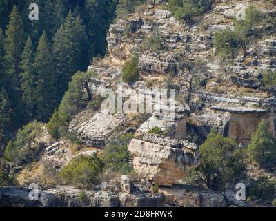 Sonniger Blick auf das Walnut Canyon National Monument in Arizona Stockfoto