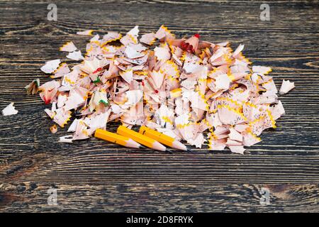 Einfarbige Holzstifte mit grauem Blei Stockfoto