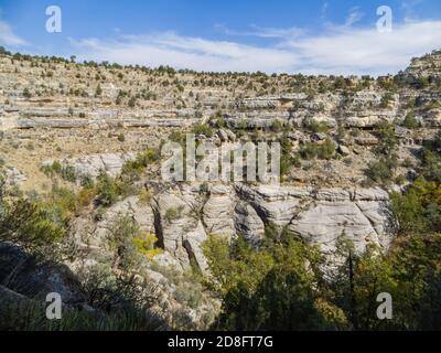 Sonniger Blick auf das Walnut Canyon National Monument in Arizona Stockfoto