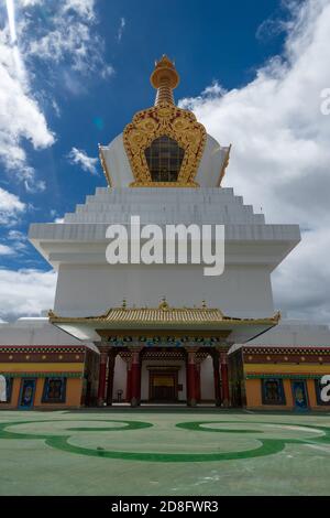Shangri-la Innere Harmonie Stupa der Pagode ist die höchste und größte buddhistische weiße Pagode der Welt, in Shangri-la City, Diqing Tibetischer Autonomer Präfektur Stockfoto