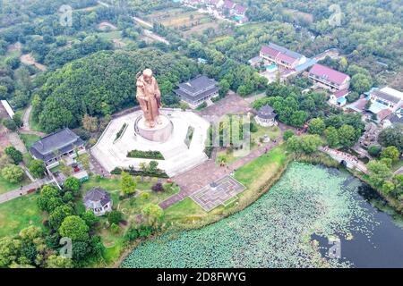 Eine Luftaufnahme der riesigen Kupferskulptur des Alten Mannes des Südpols, des taoistischen gottes, der für Glück und Langlebigkeit steht, im Landkreis Rugao Stockfoto