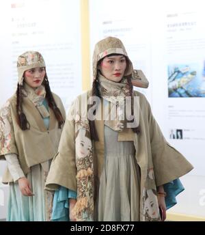 Models zeigen die hervorragende Arbeit des Wettbewerbs für kreatives Modedesign in Nanjing City, ostchinesische Provinz Jiangsu, 5. September 2020. Der Stockfoto