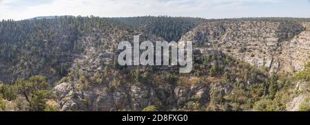 Sonniger Blick auf das Walnut Canyon National Monument in Arizona Stockfoto