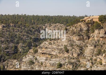Sonniger Blick auf das Walnut Canyon National Monument in Arizona Stockfoto