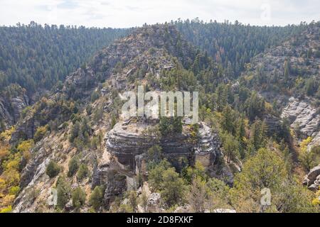 Sonniger Blick auf das Walnut Canyon National Monument in Arizona Stockfoto