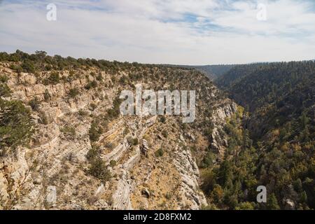Sonniger Blick auf das Walnut Canyon National Monument in Arizona Stockfoto