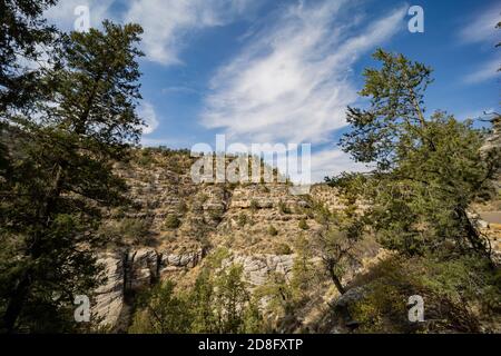 Sonniger Blick auf das Walnut Canyon National Monument in Arizona Stockfoto