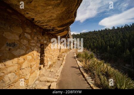 Sonnige Aussicht auf die Klippe Haus in Walnut Canyon National Monument in Arizona Stockfoto