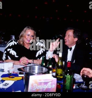 Als Gäste Max Schautzer, Fernsehmoderator mit Ehefrau Gundel, Deutschland, 1988. Veranstaltungsgäste TV-Moderator Max Schautzer und Ehefrau Gundel, Deutschland, 1988. Stockfoto