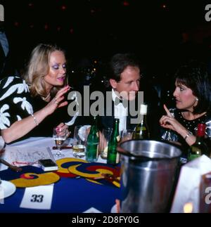 Als Gäste Max Schautzer, Fernsehmoderator mit Ehefrau Gundel, im Gespräch mit Paola Felix, Deutschland, 1988. Veranstaltungsgäste TV-Moderator Max Schautzer und Frau Gundel im Gespräch mit Paola Felix, Deutschland, 1988. Stockfoto