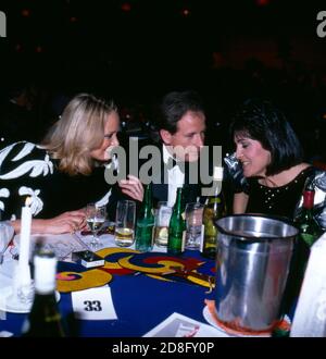 Als Gäste Max Schautzer, Fernsehmoderator mit Ehefrau Gundel, im Gespräch mit Paola Felix, Deutschland, 1988. Veranstaltungsgäste TV-Moderator Max Schautzer und Frau Gundel im Gespräch mit Paola Felix, Deutschland, 1988. Stockfoto