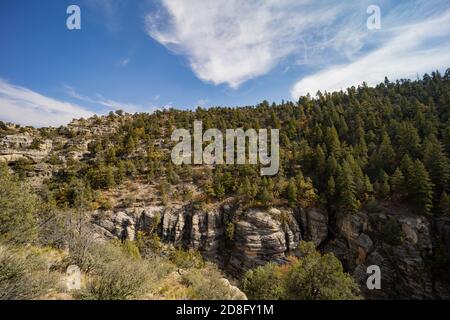 Sonniger Blick auf das Walnut Canyon National Monument in Arizona Stockfoto