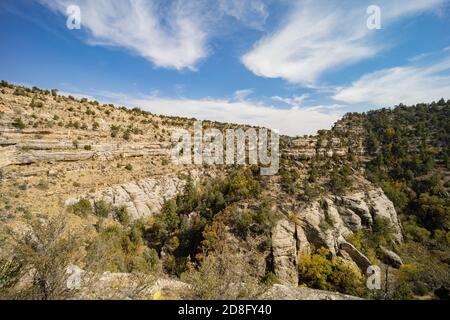 Sonniger Blick auf das Walnut Canyon National Monument in Arizona Stockfoto