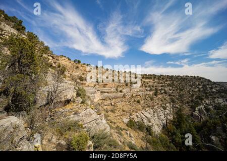 Sonniger Blick auf das Walnut Canyon National Monument in Arizona Stockfoto