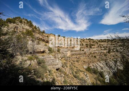 Sonniger Blick auf das Walnut Canyon National Monument in Arizona Stockfoto