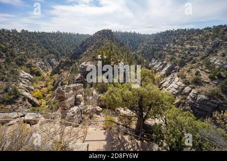 Sonniger Blick auf das Walnut Canyon National Monument in Arizona Stockfoto
