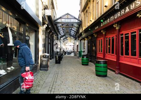 Barnsley, England - 23. Oktober 2020 - die Victorian Arcade in Barnsley in England. Mann, der in das Schaufenster schaut. Stockfoto