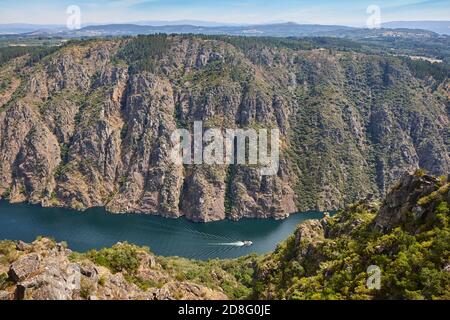 Ribeira sacra. SIL River Canyon mit Boot in Galicien, Spanien Stockfoto