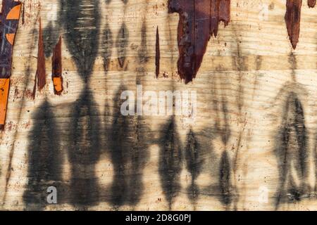 Alte grungy Sperrholzplatte mit dunklen Flecken, Hintergrund Foto Textur Stockfoto